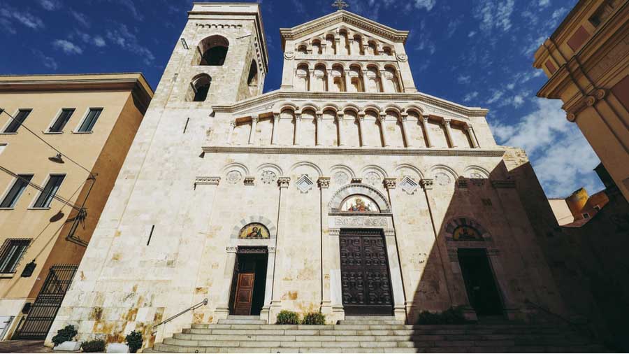 Voorkant van de kathedraal Santa Maria