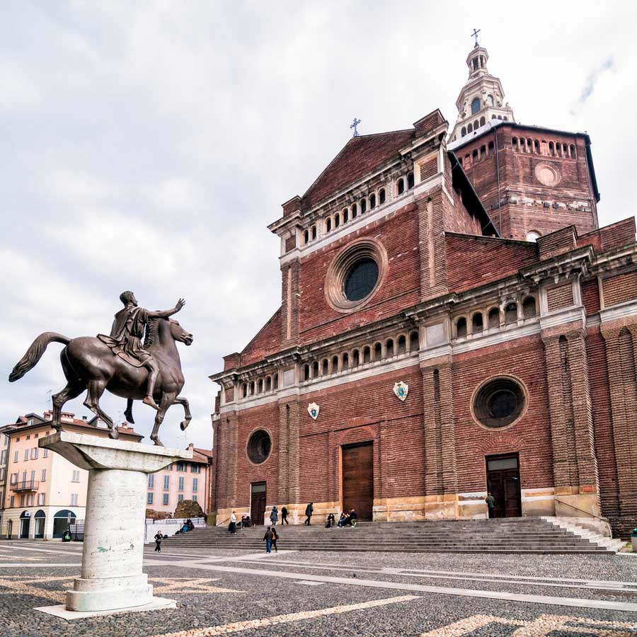De kathedraal van Pavia aan Piazza Duomo