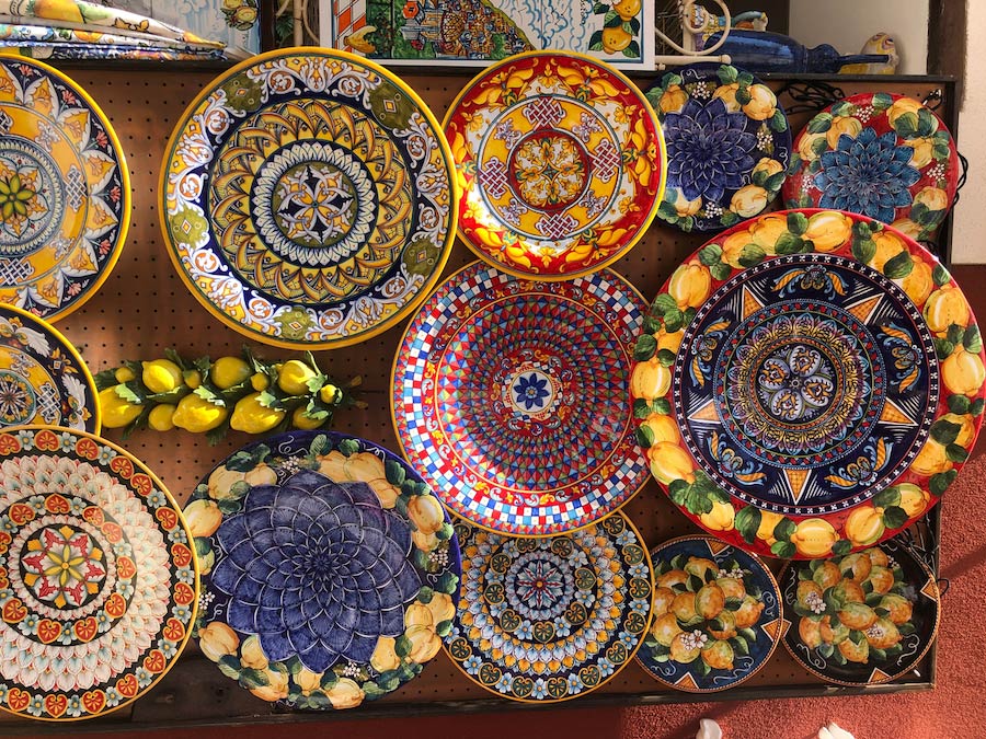 Keramieke borden en schalen bij Ceramica Assunta in Positano