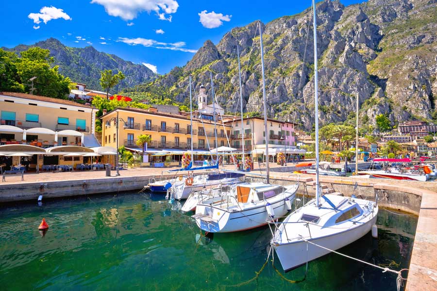 Kleine haven met promenade in Limone sul Garda