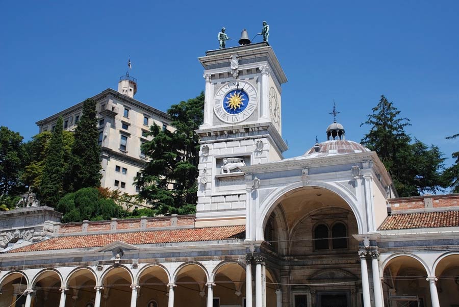 De klokkentoren bovenop Loggia di San Giovanni