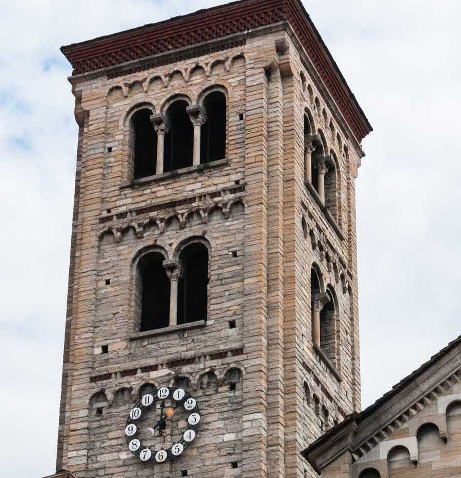 Klokkentoren van de kerk Basilica di San Fedele in Como