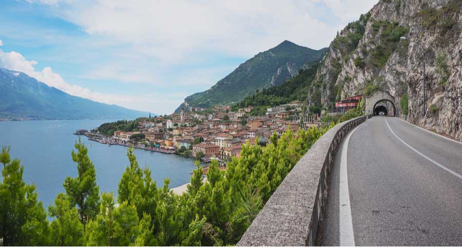 Kustweg met tunnel richting Limone sul Garda