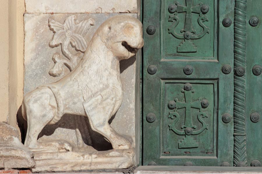Leeuw op deur van kathedraal van Salerno