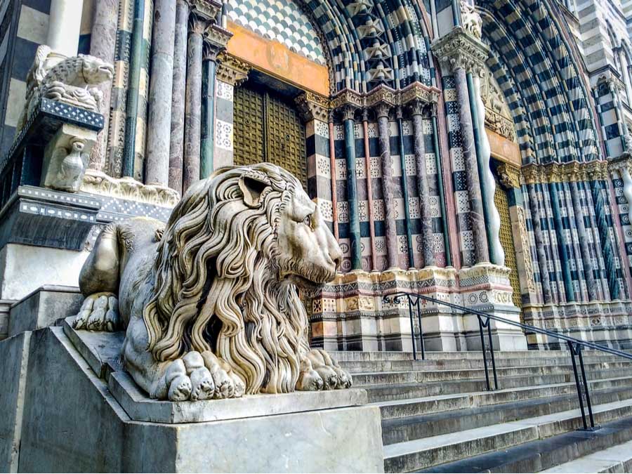 Leeuw voor de ingang van de San Lorenzo kathedraal