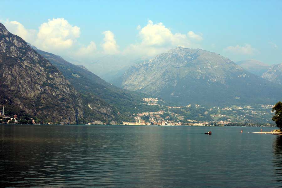Varen in een bootje op het meer Lugano