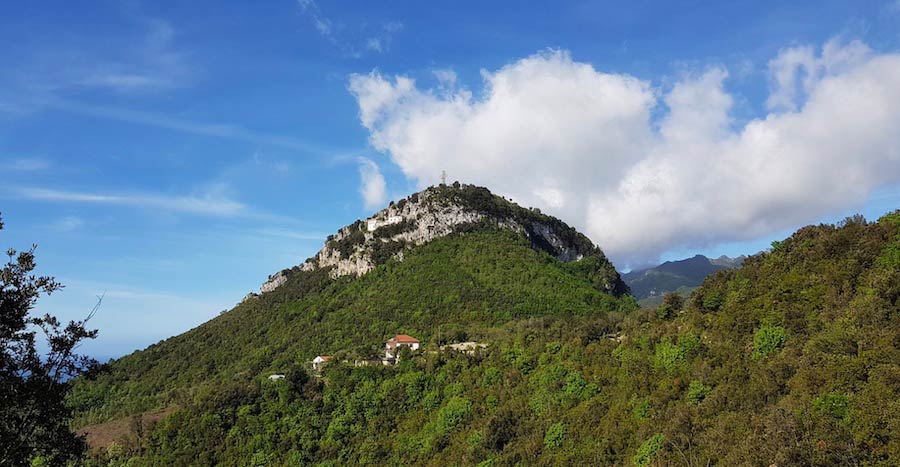 De berg Monte San Liberatore