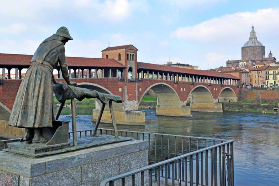 Monument van soldaat bij de brug Ponte Coperto in Pavia