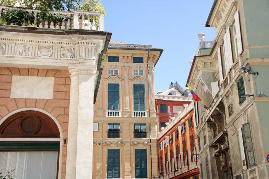 Mooie gebouwen aan de straat Via Garibaldi