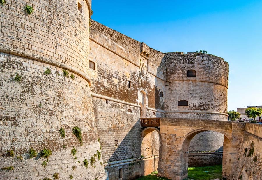 Buitenmuren van Castello Aragonese