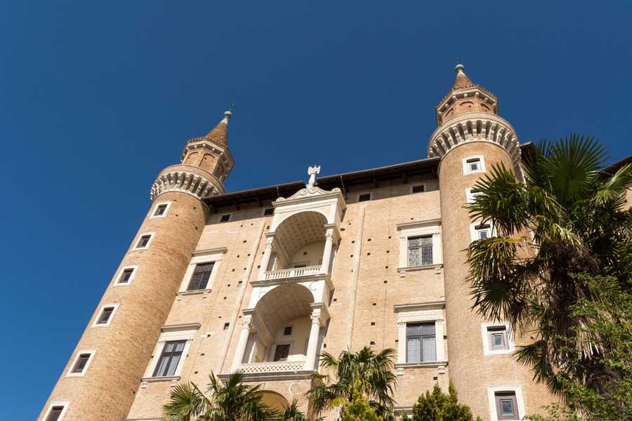 Palazzo Ducale met torens en muur