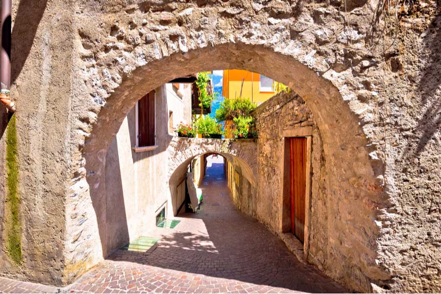 Authentieke straat in het centrum van Limone sul Garda