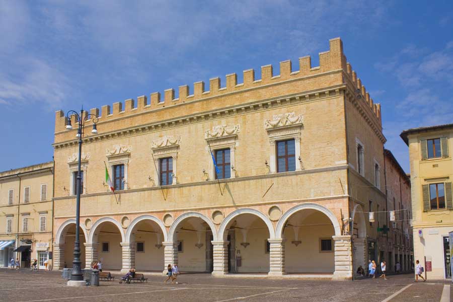 Het Palazzo Ducale paleis aan het plein Piazza del Popolo