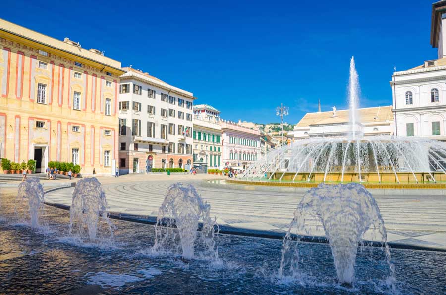 Het plein Piazza de Ferrari met fonteinen in Genua