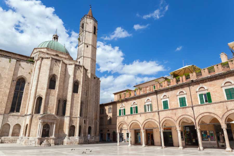 San Francesco kerk aan het Piazza del Popolo plein