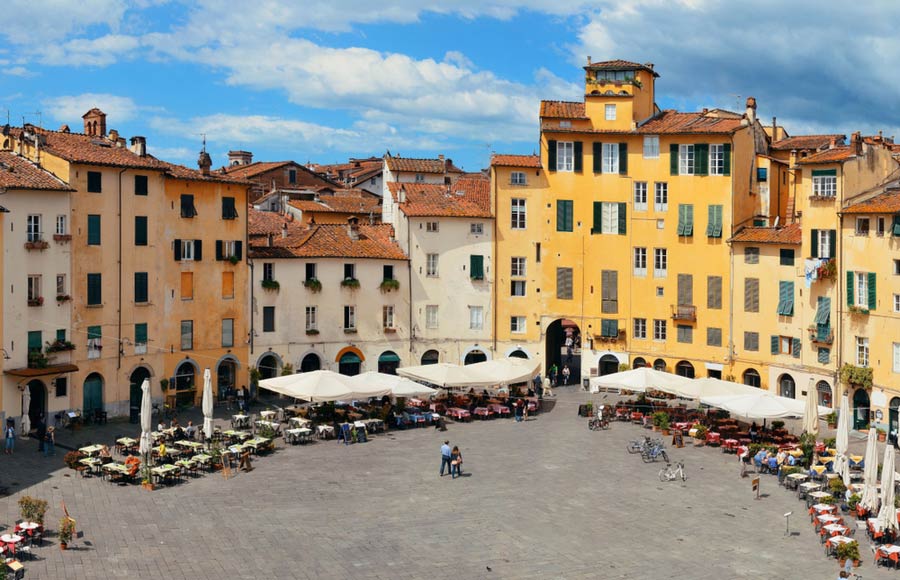 Het plein Piazza dell'Anfiteatro in Lucca