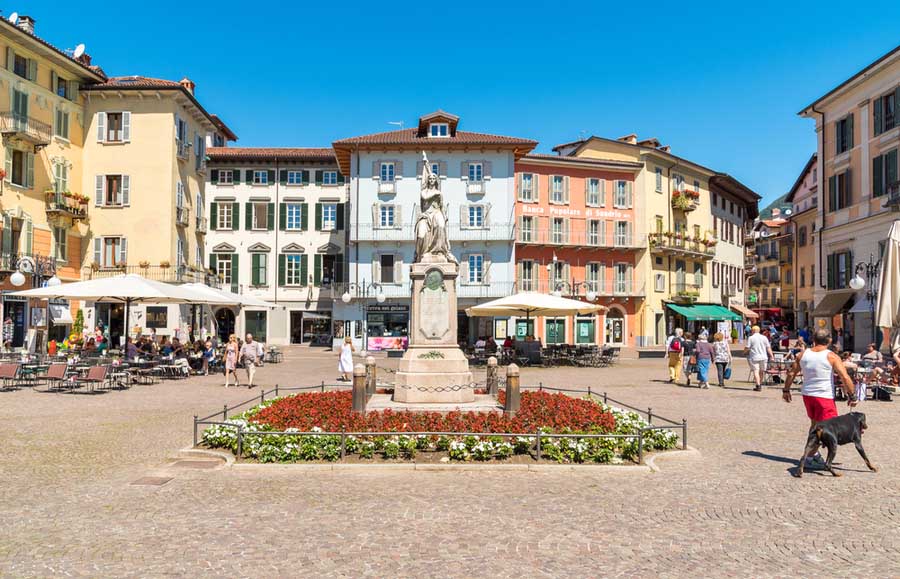 Het plein Piazza Ranzoni in de wijk Intra