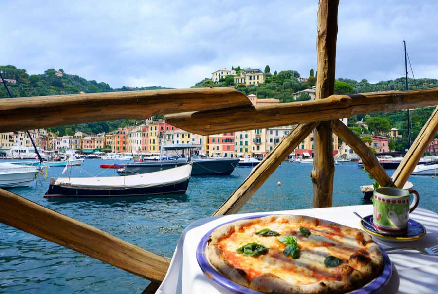 Pizza eten aan de haven van Portofino