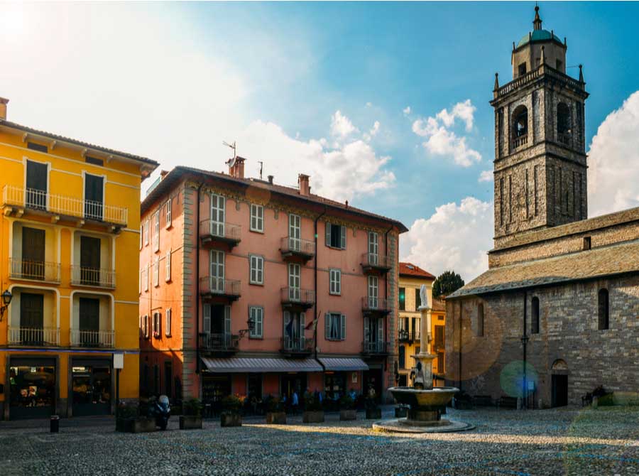 Plein in het oude stadscentrum van Bellagio met basiliek