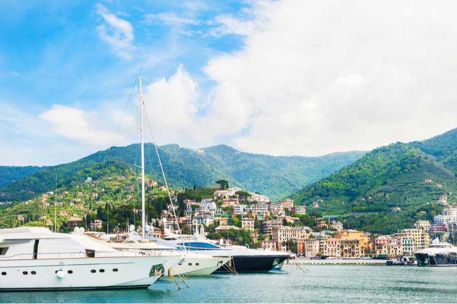Luxe boten in de haven van Rapallo