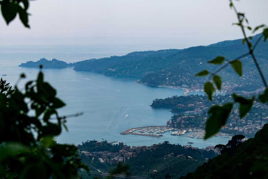 Uitzicht op Rapallo vanaf de berg Montallegro