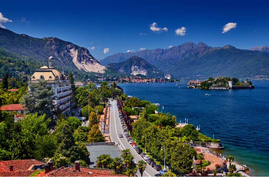 De weg langs het meer Lago Maggiore