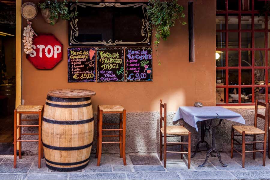 Restaurant in Levante met tafel van een wijnvat