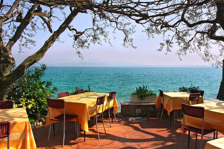 Restaurant met zicht op zee
