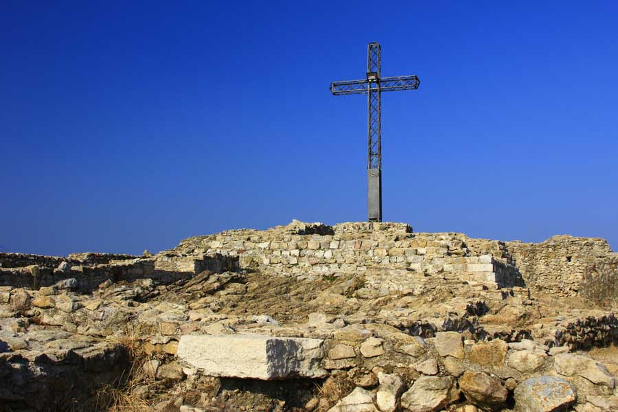 Ruïnes van voormalige burcht met het kruis op Rocca di Manerba