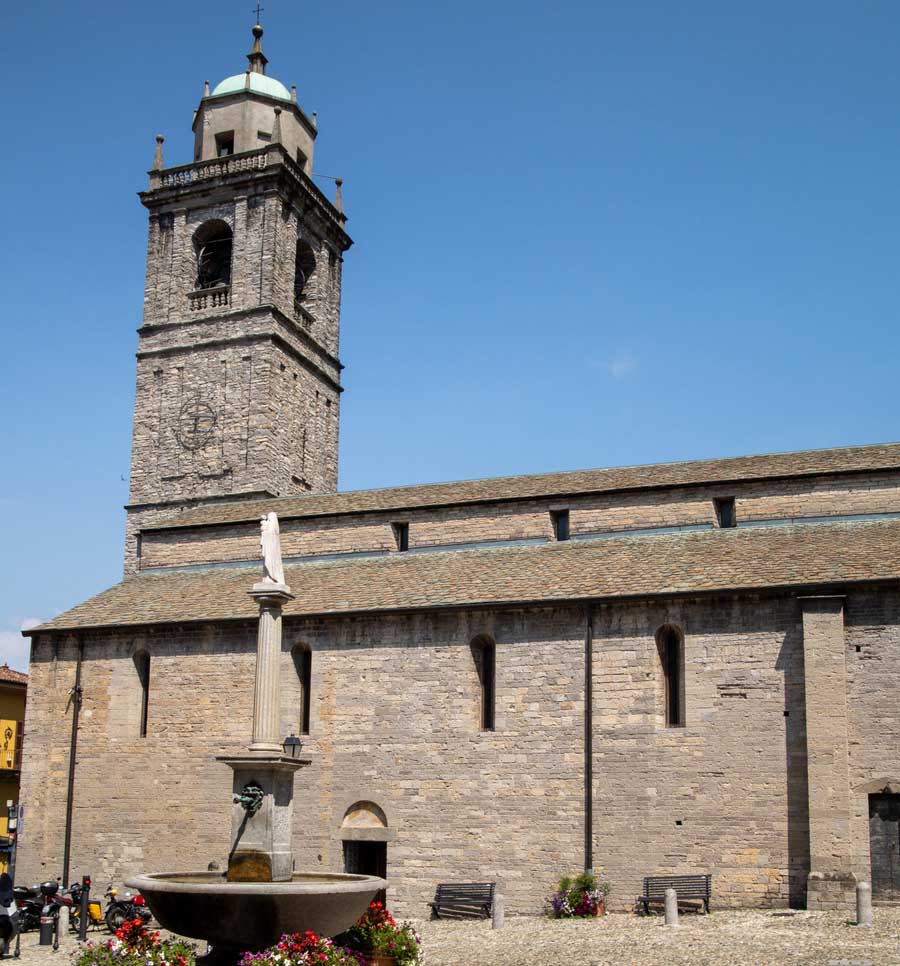 San Giacomo basiliek in het centrum van Bellagio