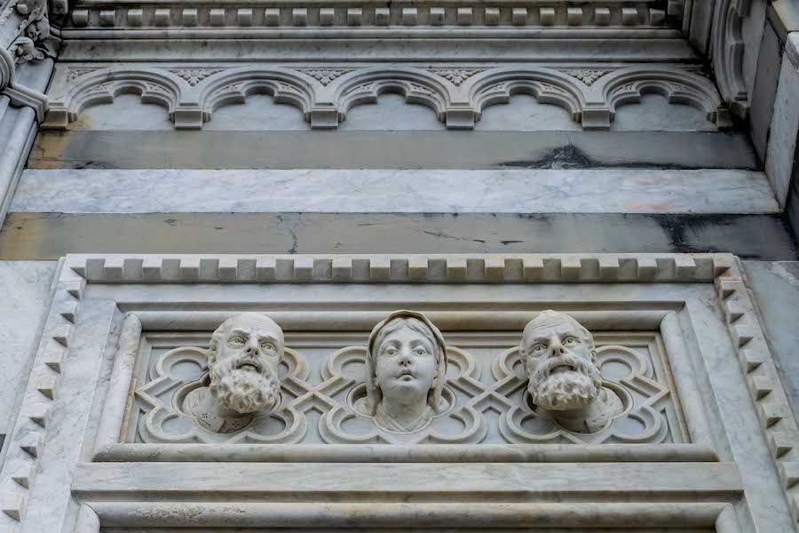 Sculpturen op de facade van de Sanctuary of Our Lady of Montallegro