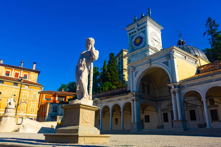 Standbeeld voor het Loggia di San Giovanni met de klokkentoren
