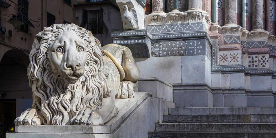 Standbeeld van leeuw voor linker ingang van de San Lorenzo kathedraal