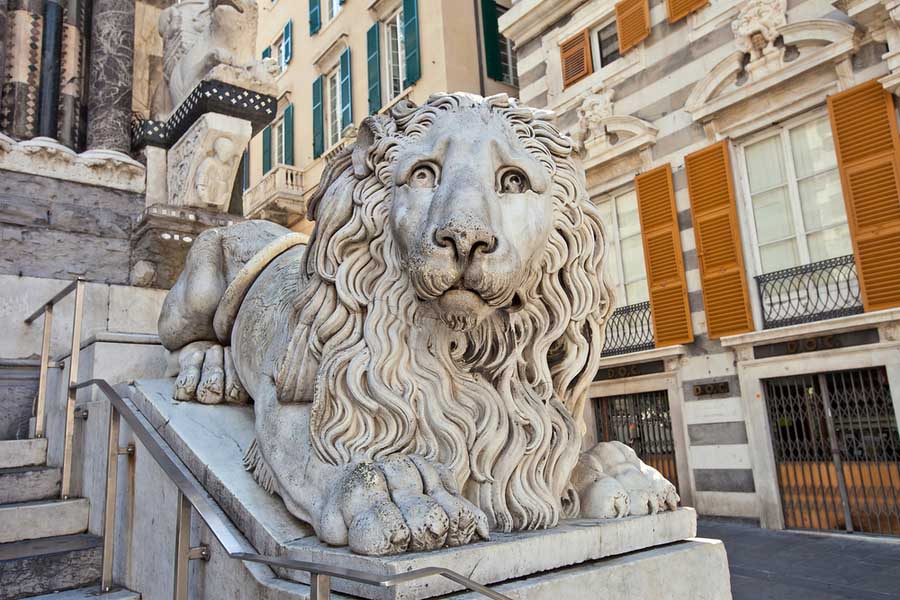 Leeuwen standbeeld voor de rechter ingang van de San Lorenzo kathedraal