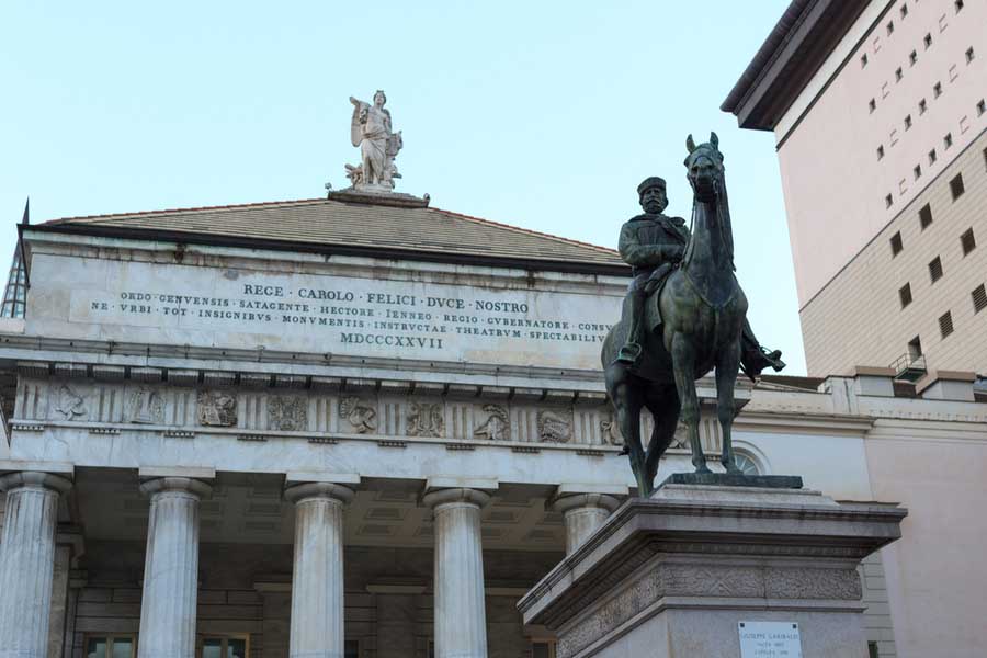 Het theater Teatro Carlo Felice met het beeld van Garibaldi