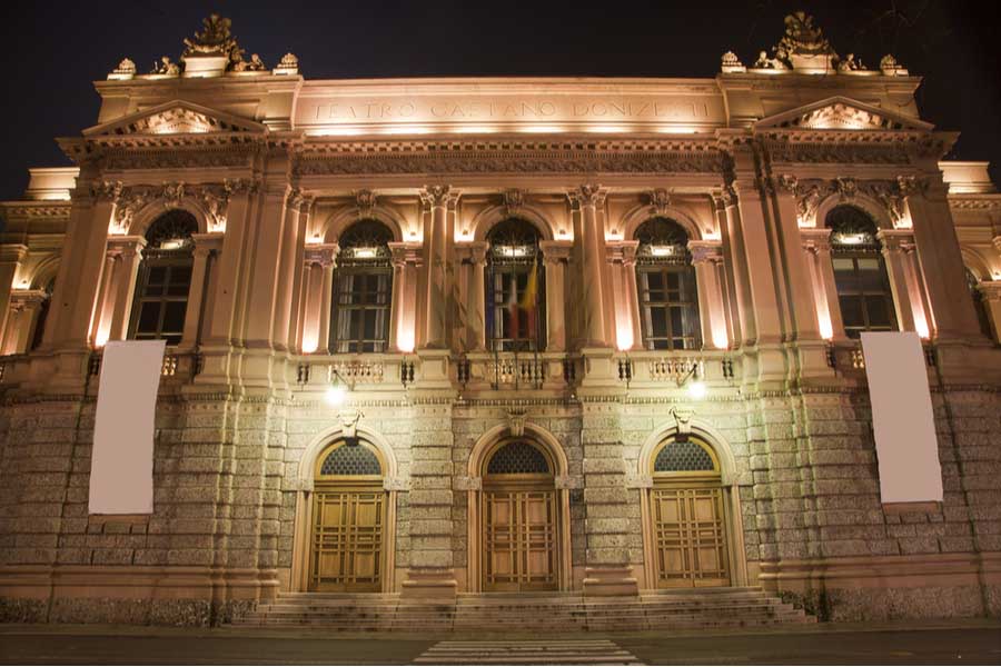Teatro Gaetano Donizetti verlicht in de avond