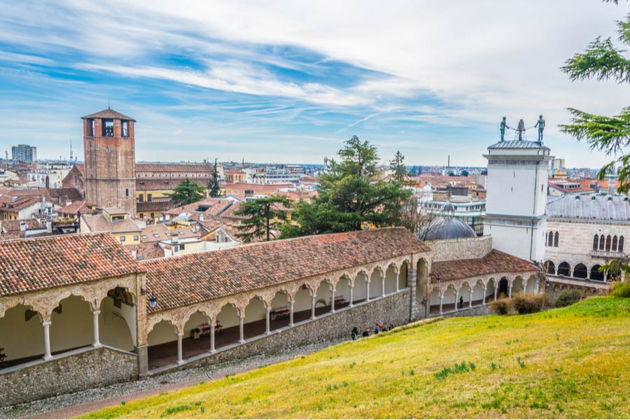 Het kasteel van Udine met tuinen en zicht op de stad