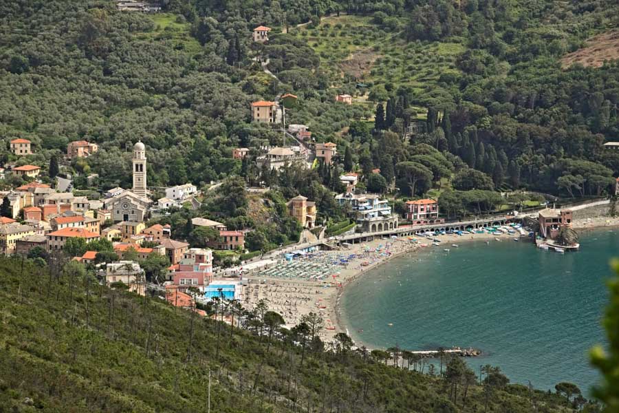 Uitzicht op Levanto met het strand