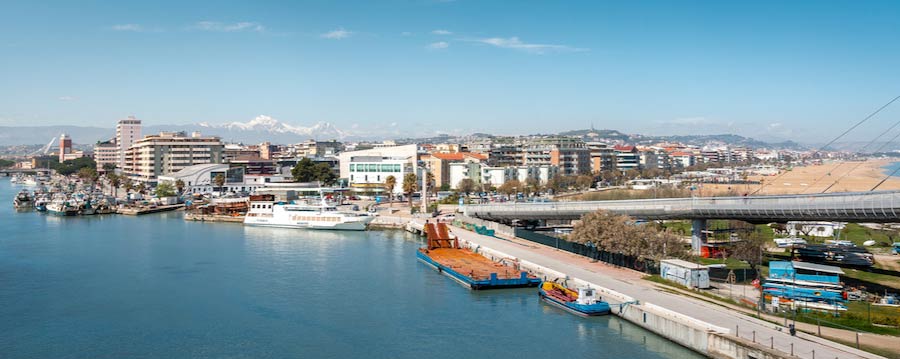 Uitzicht op Pescara met deel van de haven