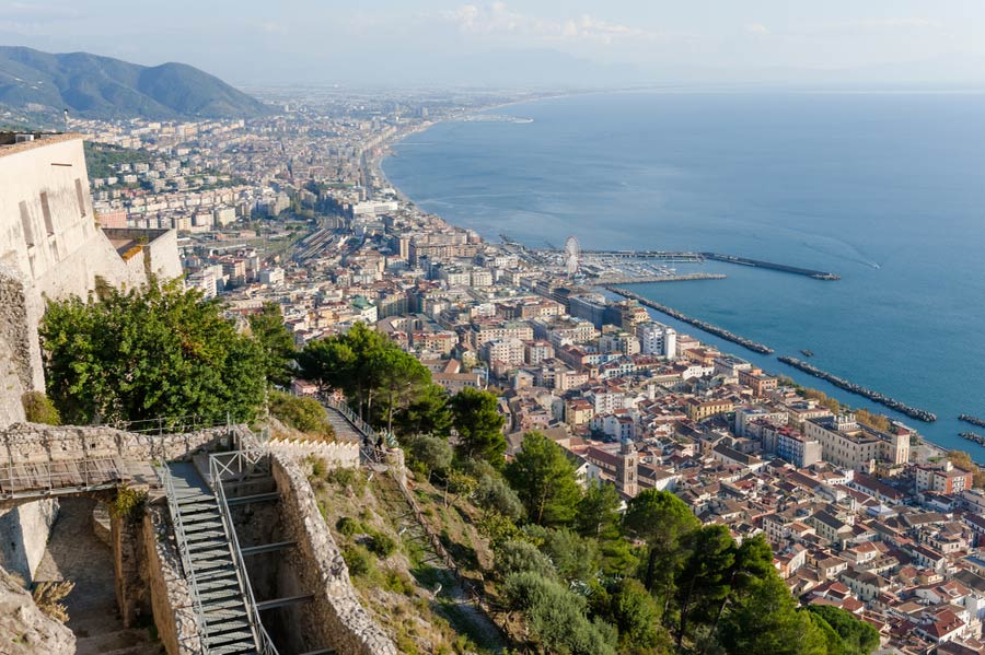 Uitzicht over Salerno vanaf kasteel Arechi
