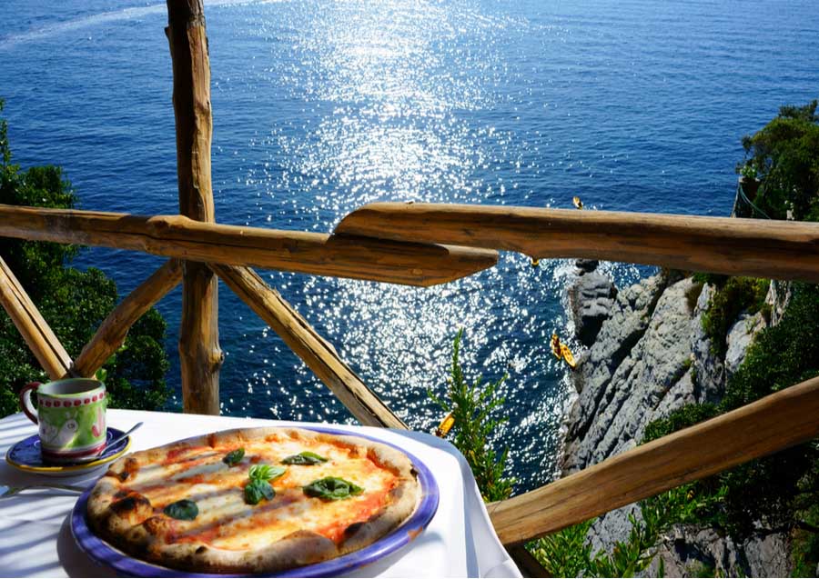 Mooi uitzicht tijdens het uiteten vanaf de rotsen over het water in Portofino