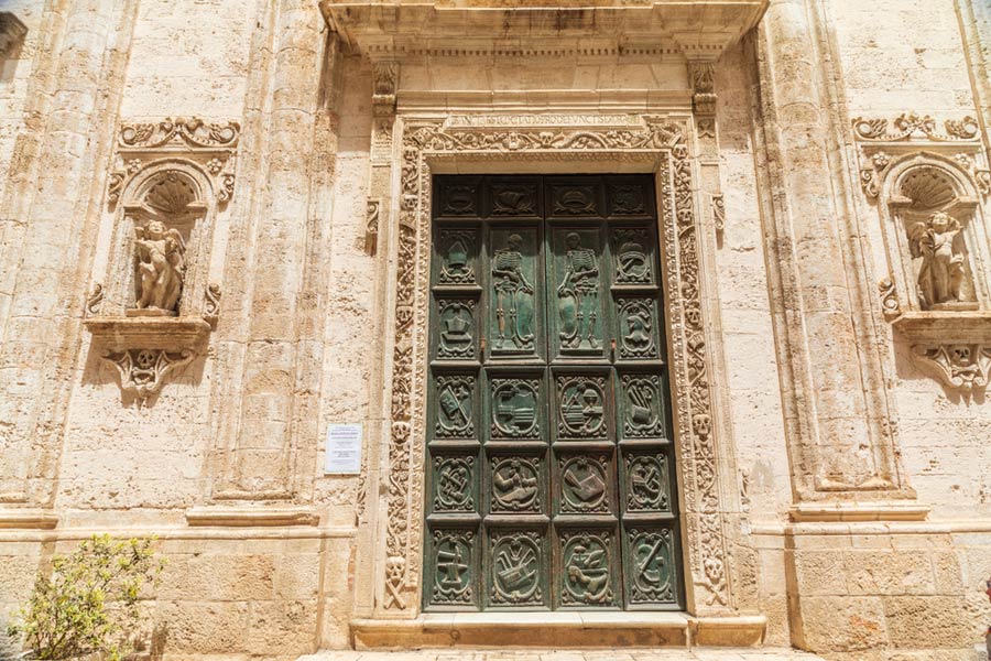 Decoraties op de deur van de kerk Santa Maria del Suffragio