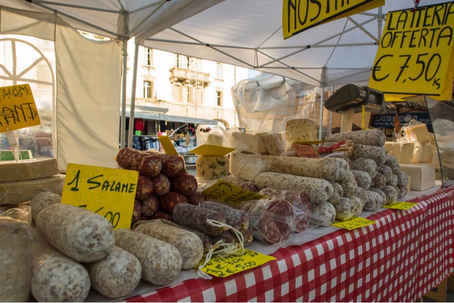 Vleeswaren- en kaasverkoop op de lokale markt van Udine
