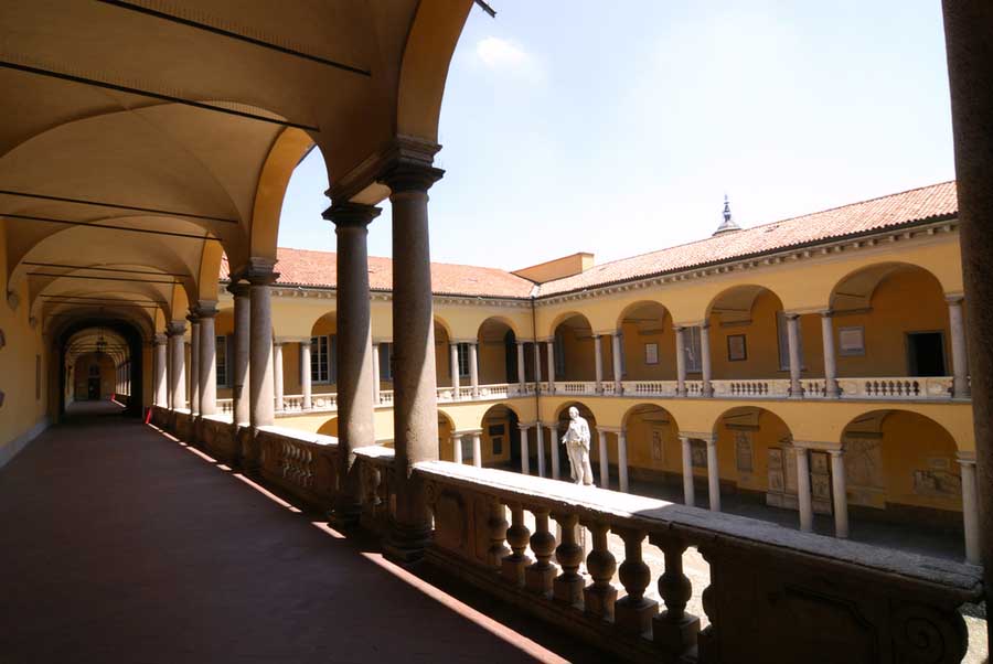 Wandeling door het binnenhof van de universiteit in Pavia