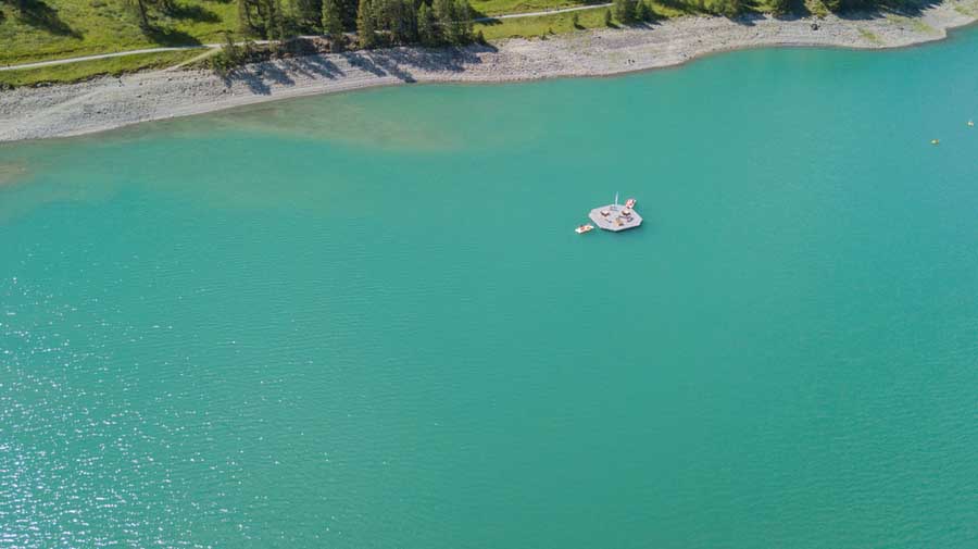 Waterfietsen in Livigno bij het vlot op het meer
